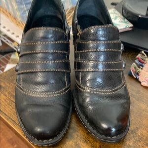 Ladies Born 6.5 black leather ankle bootie.